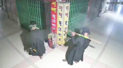 ‘শপিংমলের পেছনের জানালার গ্রিল কেটে ভেতরে ঢোকে চোর’